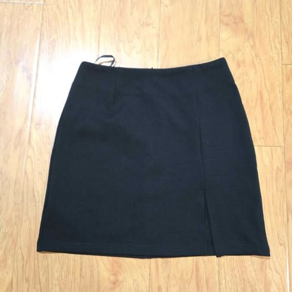 Black mini skirt with front slit-S